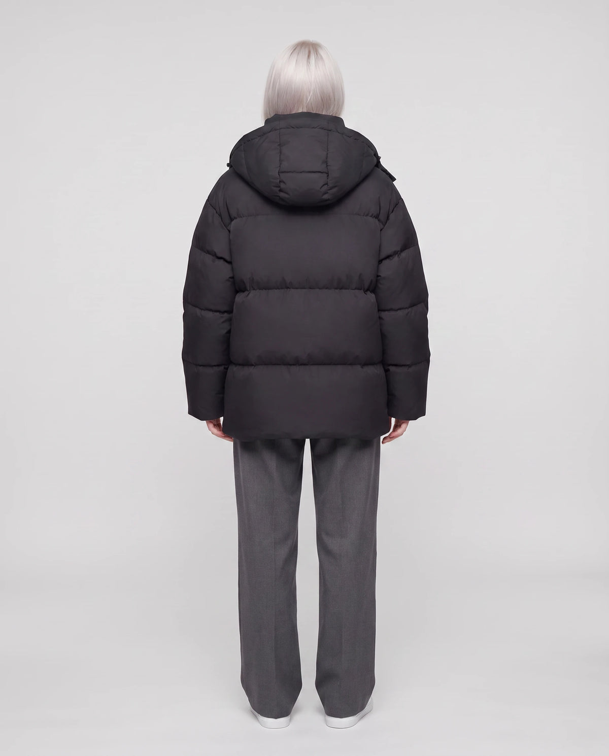 Oversize-Steppjacke Amicie in Schwarz, Rückansicht mit abnehmbarer Kapuze
