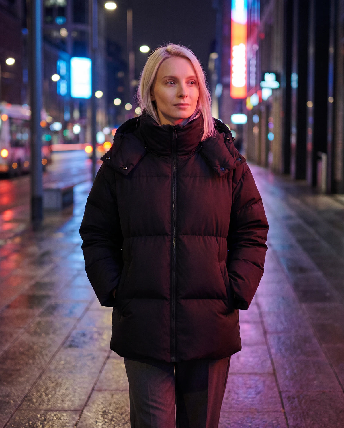 Steppjacke Amicie in Schwarz, getragen in einer modernen Strasse bei Nacht