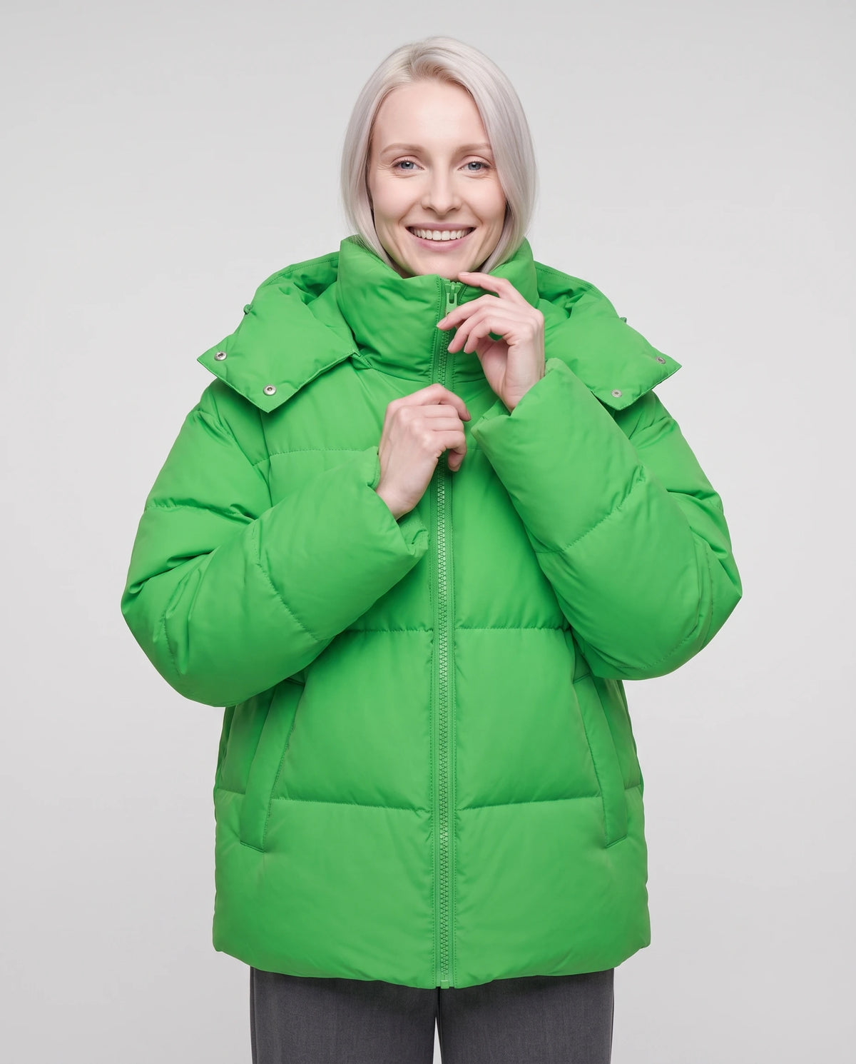 Oversize-Steppjacke mit Stehkragen Amicie in Grün, Nahaufnahme von vorn