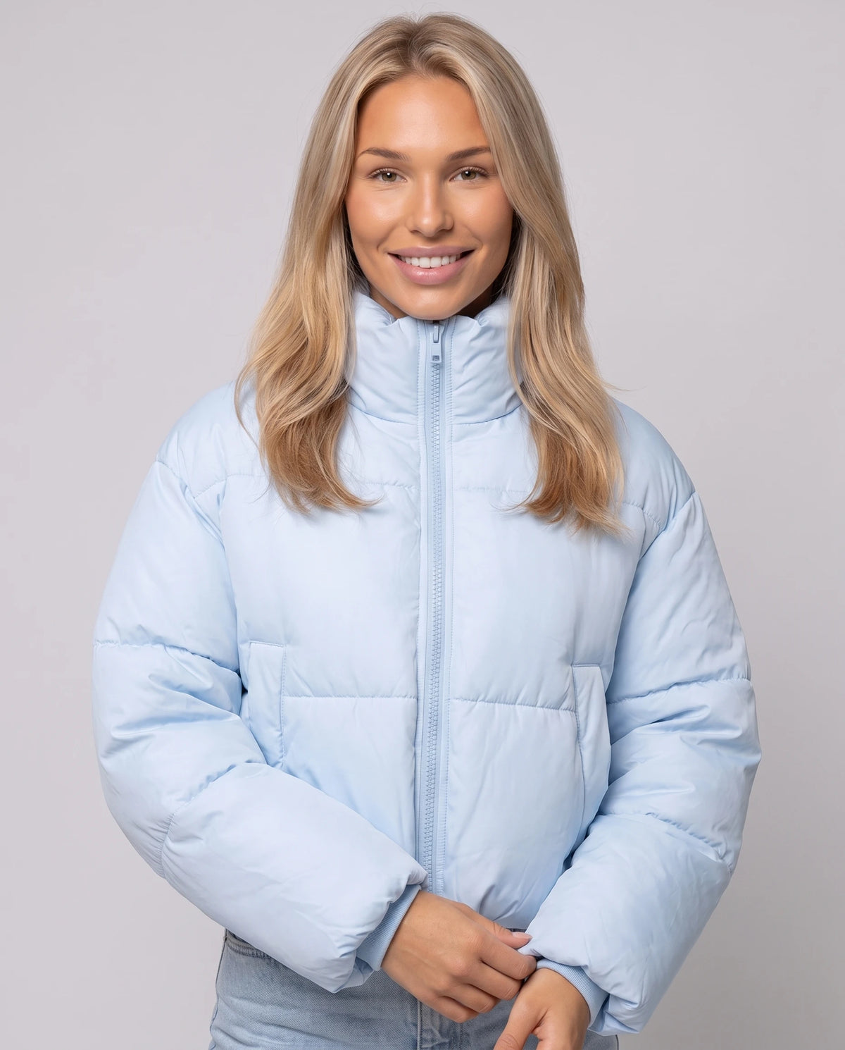 Kurze Steppjacke mit Stehkragen Odeline in Hellblau, Nahaufnahme von vorn