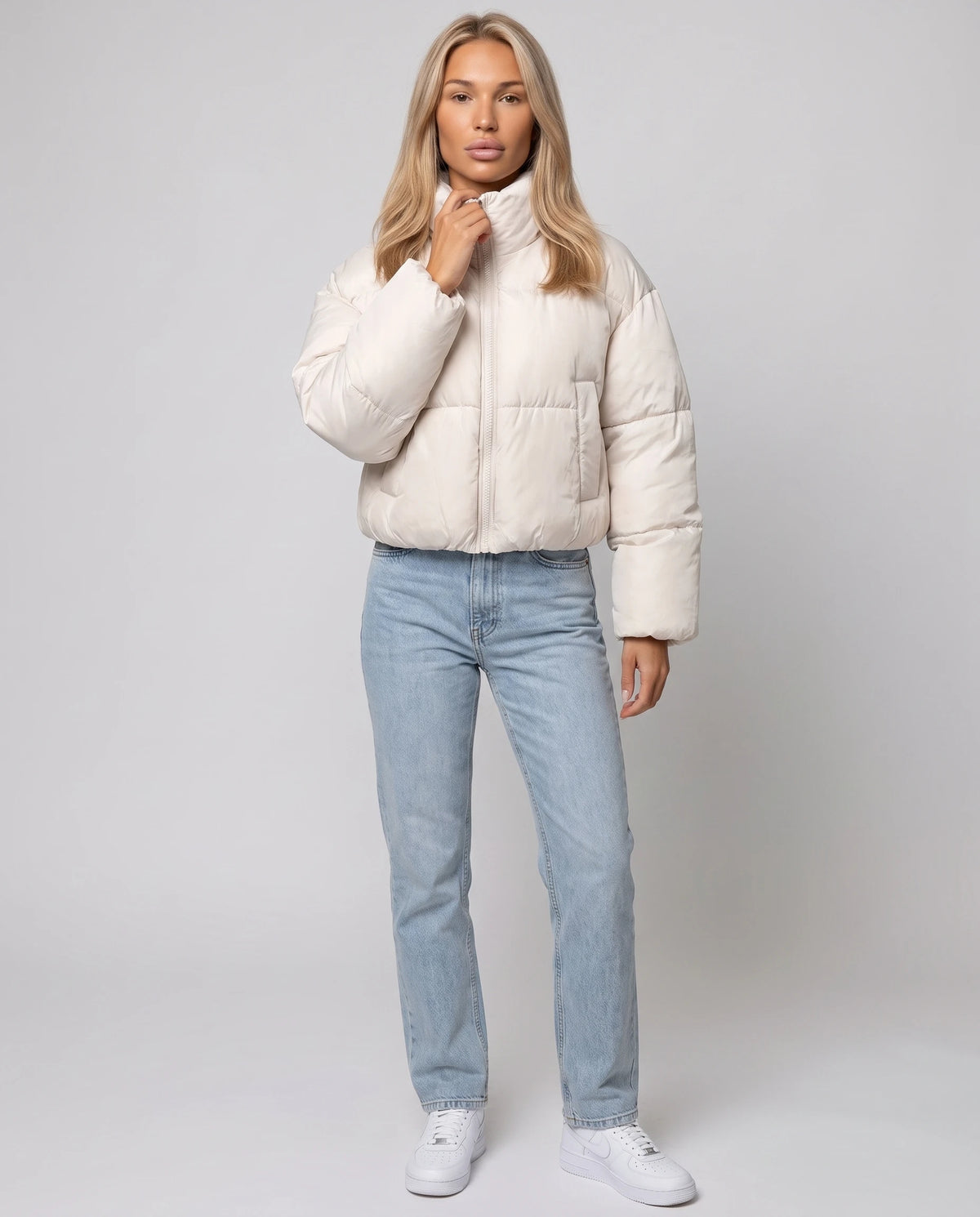Kurze Steppjacke mit Stehkragen Odeline in Ecru, Vorderansicht in ganzer Länge