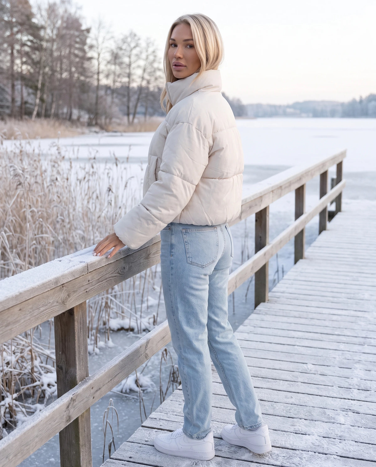 Kurze Steppjacke Odeline in Ecru, getragen auf einem Wintersteg