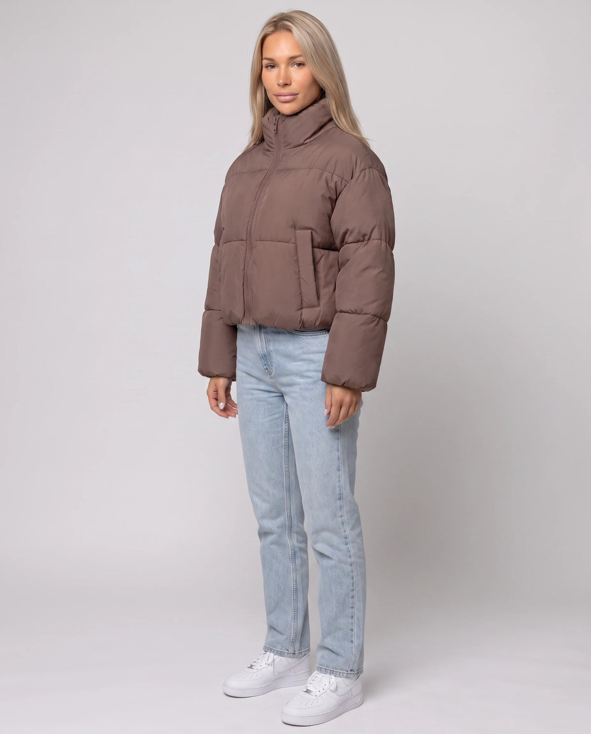 Kurze Steppjacke mit Stehkragen Odeline in Braun, Dreiviertelansicht