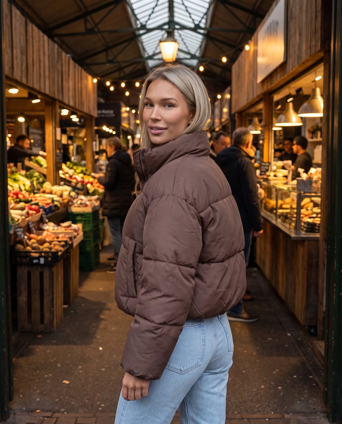 Kurze Steppjacke Odeline in Braun, getragen vor einer Markthalle