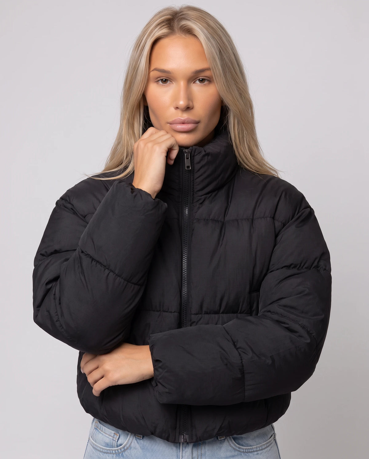 Kurze Steppjacke mit Stehkragen Odeline in Schwarz, Nahaufnahme von vorn