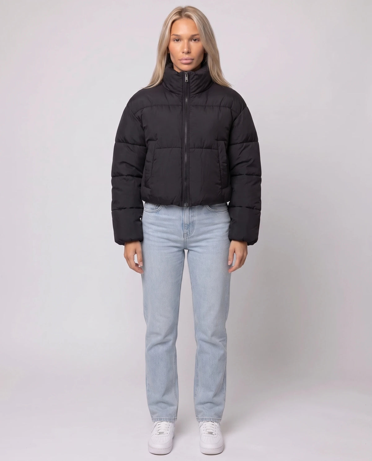 Doudoune courte col montant Odeline en Noir, vue de face en pied