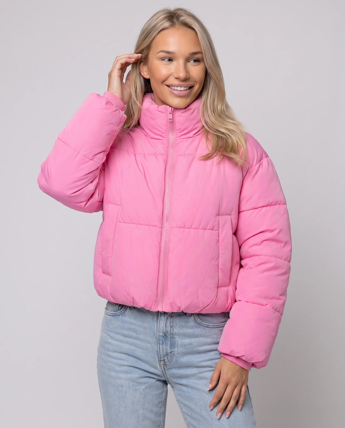 Doudoune courte col montant Odeline en Rose Bonbon, plan rapproché de face