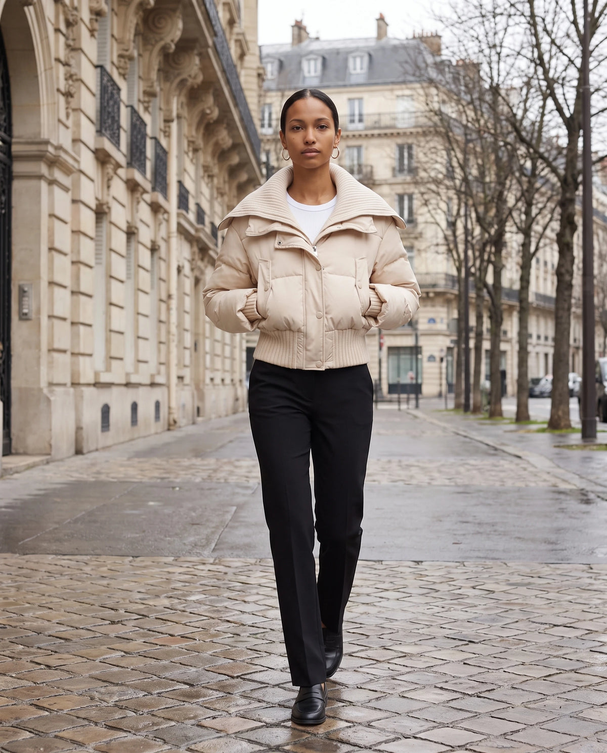 Doudoune courte à col tricot Nella en Beige, portée dans une rue haussmannienne