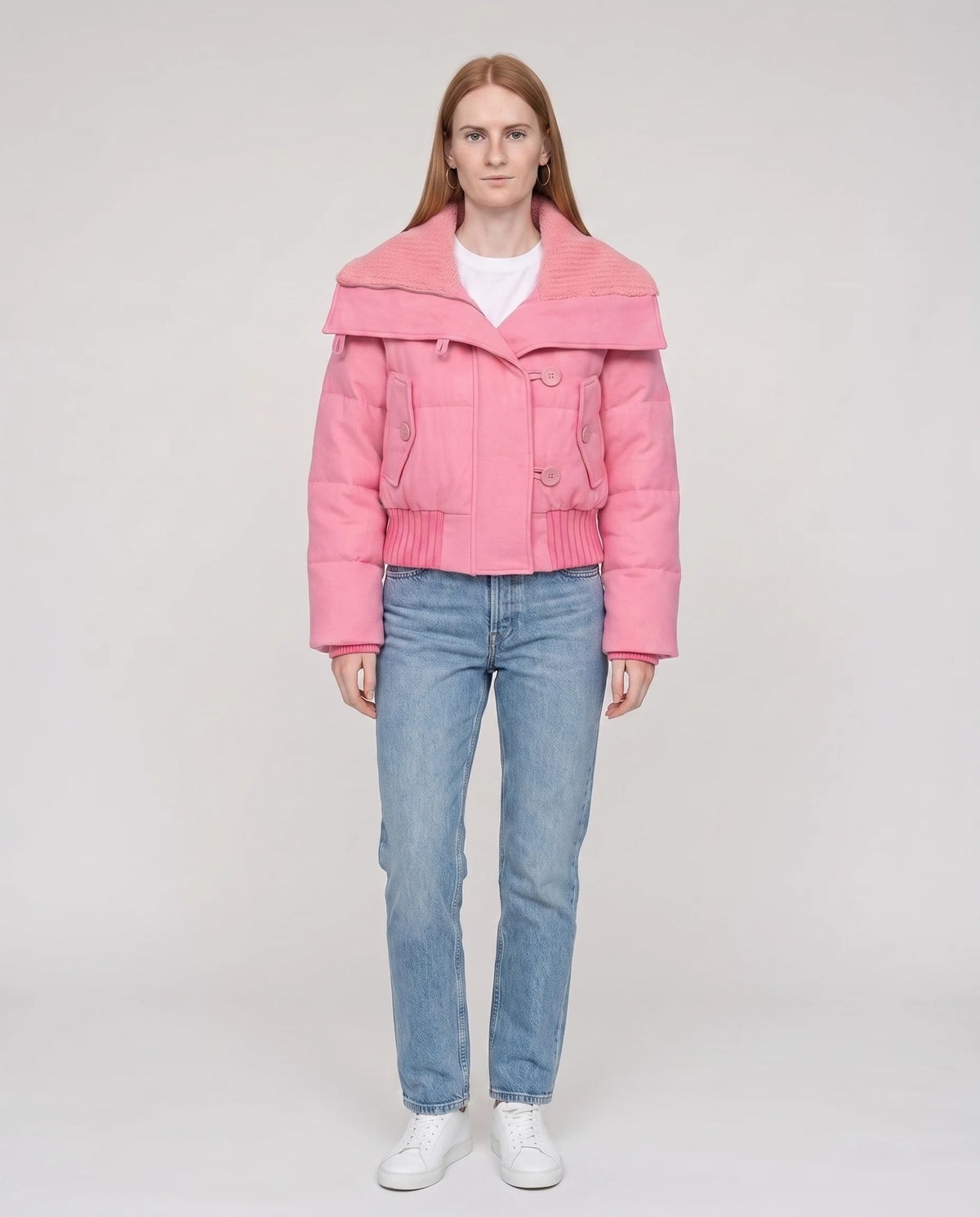 Doudoune courte à col tricot boutonnée Livie en Rose Bonbon, vue de face en pied