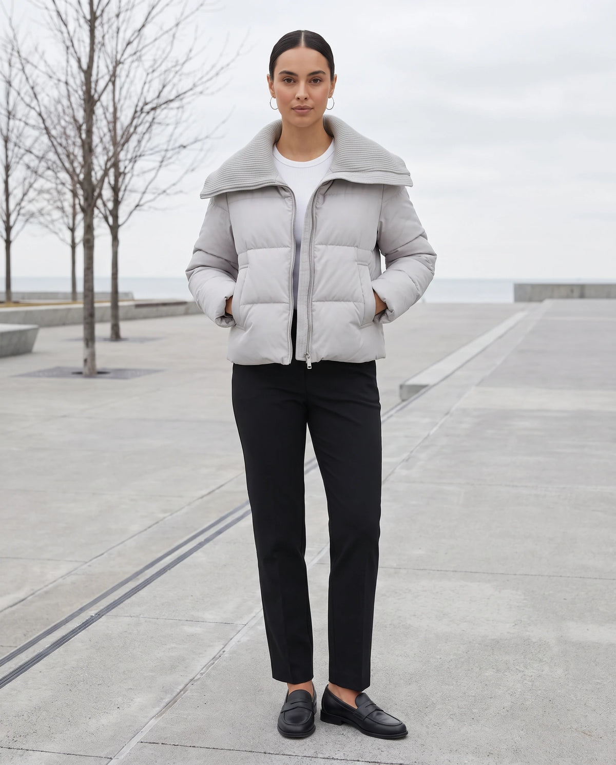 Doudoune courte à col tricot Nella en Gris, portée sur une esplanade moderne
