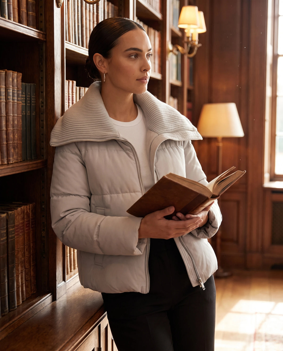 Doudoune courte à col tricot Nella en Gris, portée dans une bibliothèque