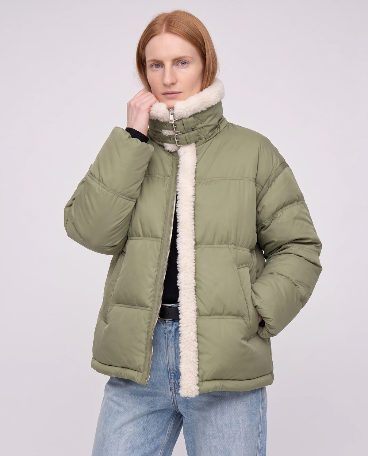 Doudoune courte oversize bordée sherpa Laurianne vert de gris, col monté et patte bouclée, vue de trois quarts