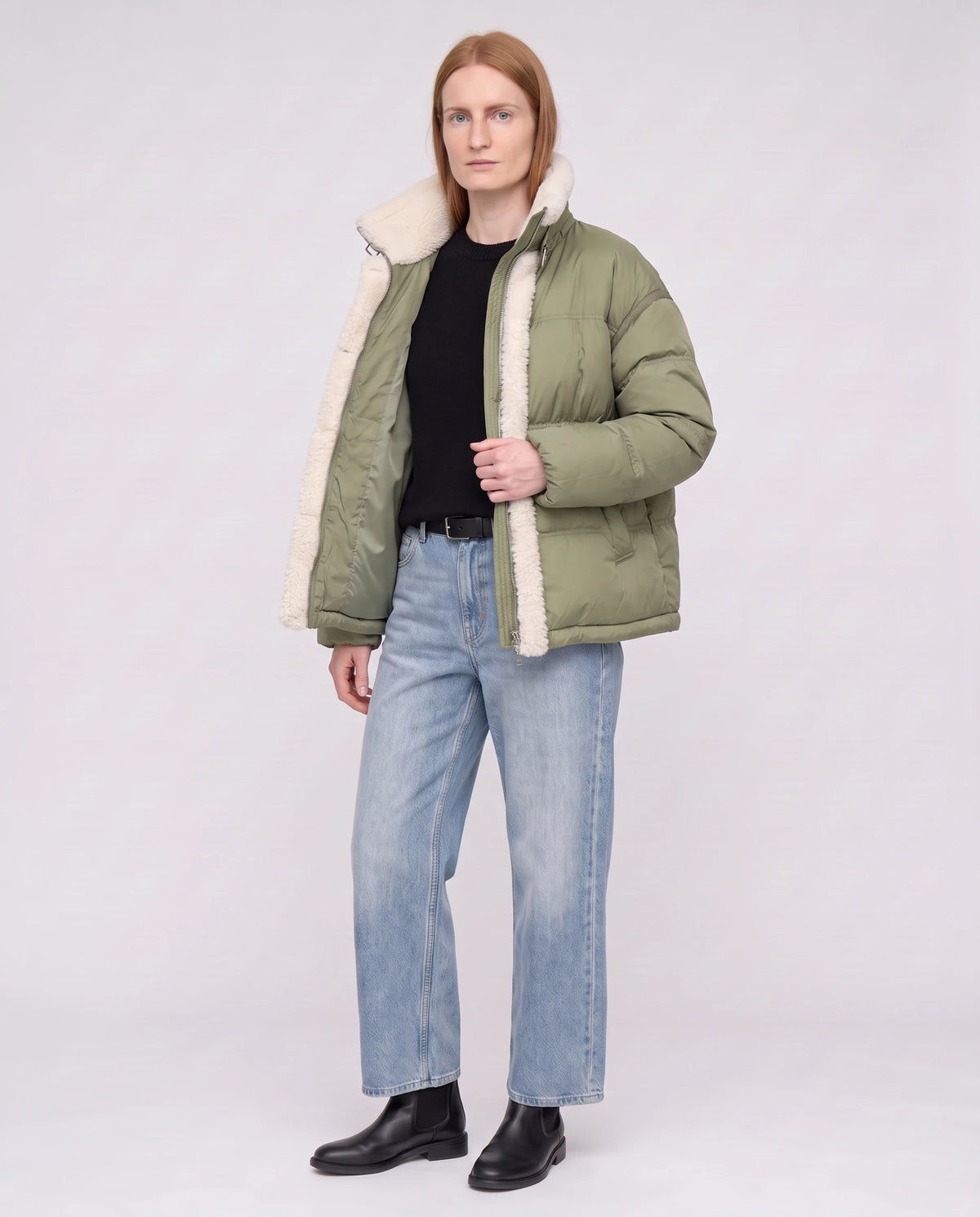Doudoune courte oversize bordée sherpa Laurianne vert de gris, portée ouverte sur un pull noir, plein pied
