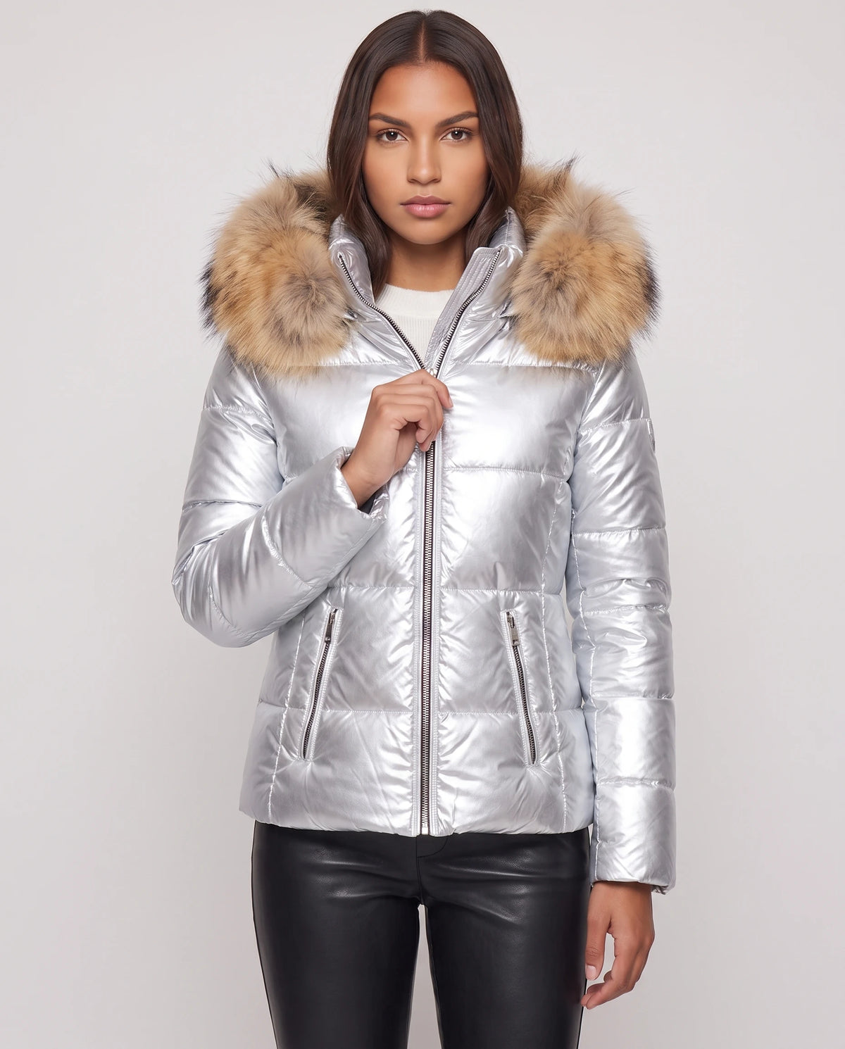 Kurze glänzende Steppjacke mit Kunstfellkapuze Victoria in Silber, Nahaufnahme von vorn, geschlossen, Kapuze unten