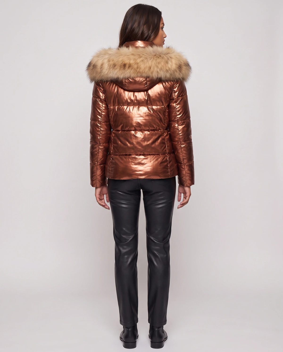 Kurze glänzende Steppjacke mit Kunstfellkapuze Victoria in Kupfer, Rückansicht, Kapuze auf dem Rücken