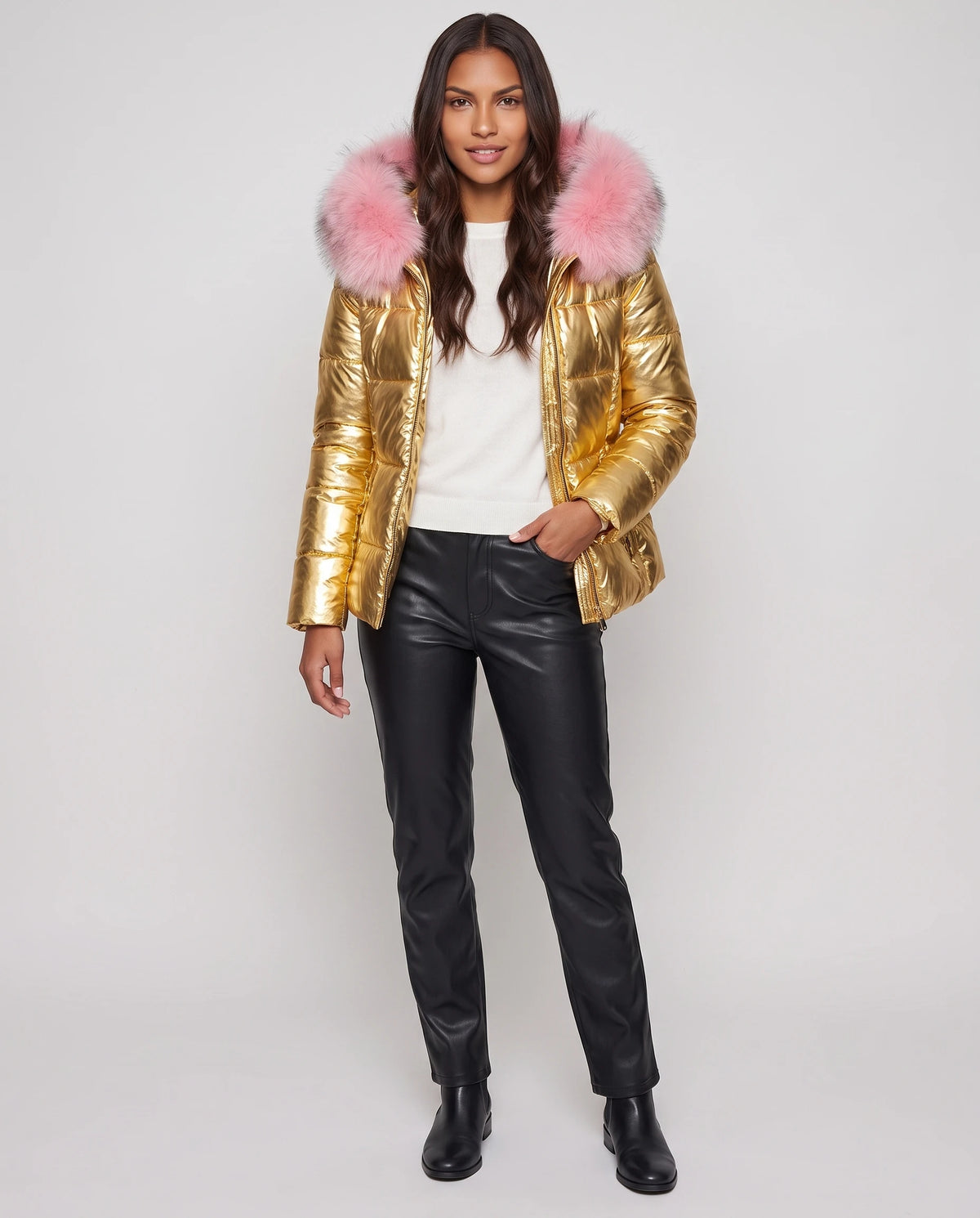 Kurze glänzende Steppjacke mit Kunstfellkapuze Victoria in Gold, Vorderansicht in ganzer Länge, geschlossen