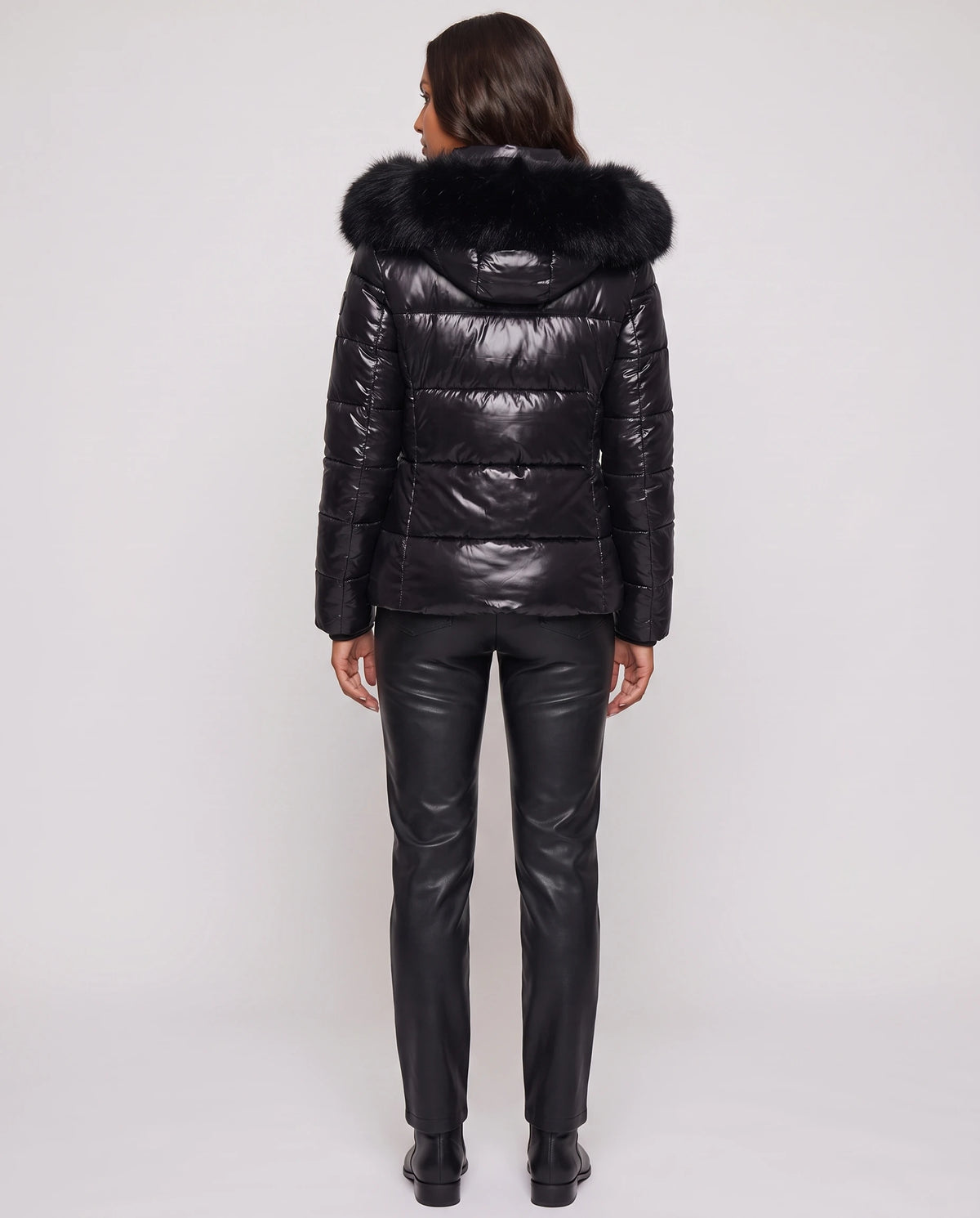 Kurze glänzende Steppjacke mit Kunstfellkapuze Victoria in Schwarz, Rückansicht, Kapuze auf dem Rücken