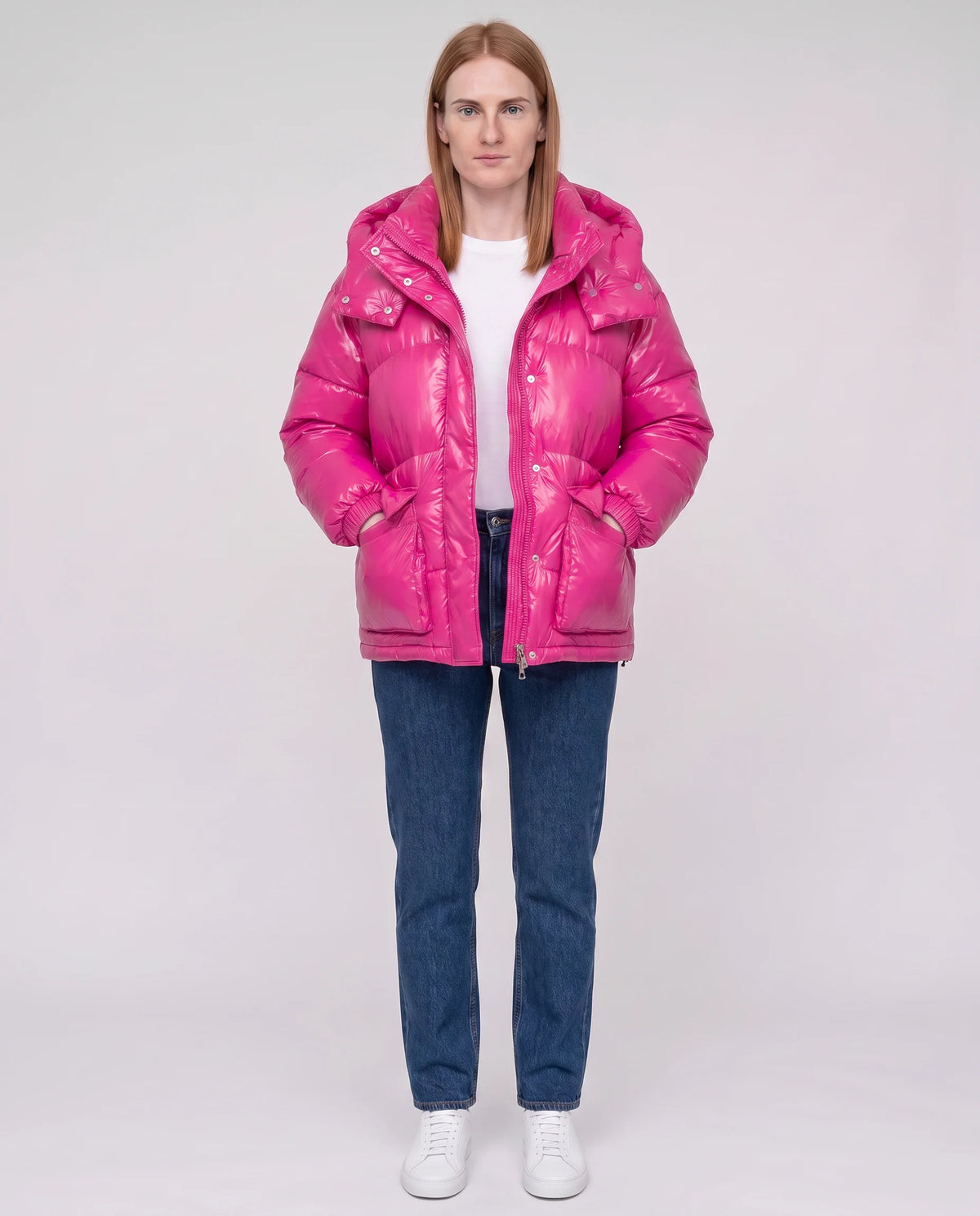 Doudoune courte brillante à capuche et poches plaquées Saskia en Fuchsia, plan rapproché de face, capuche baissée