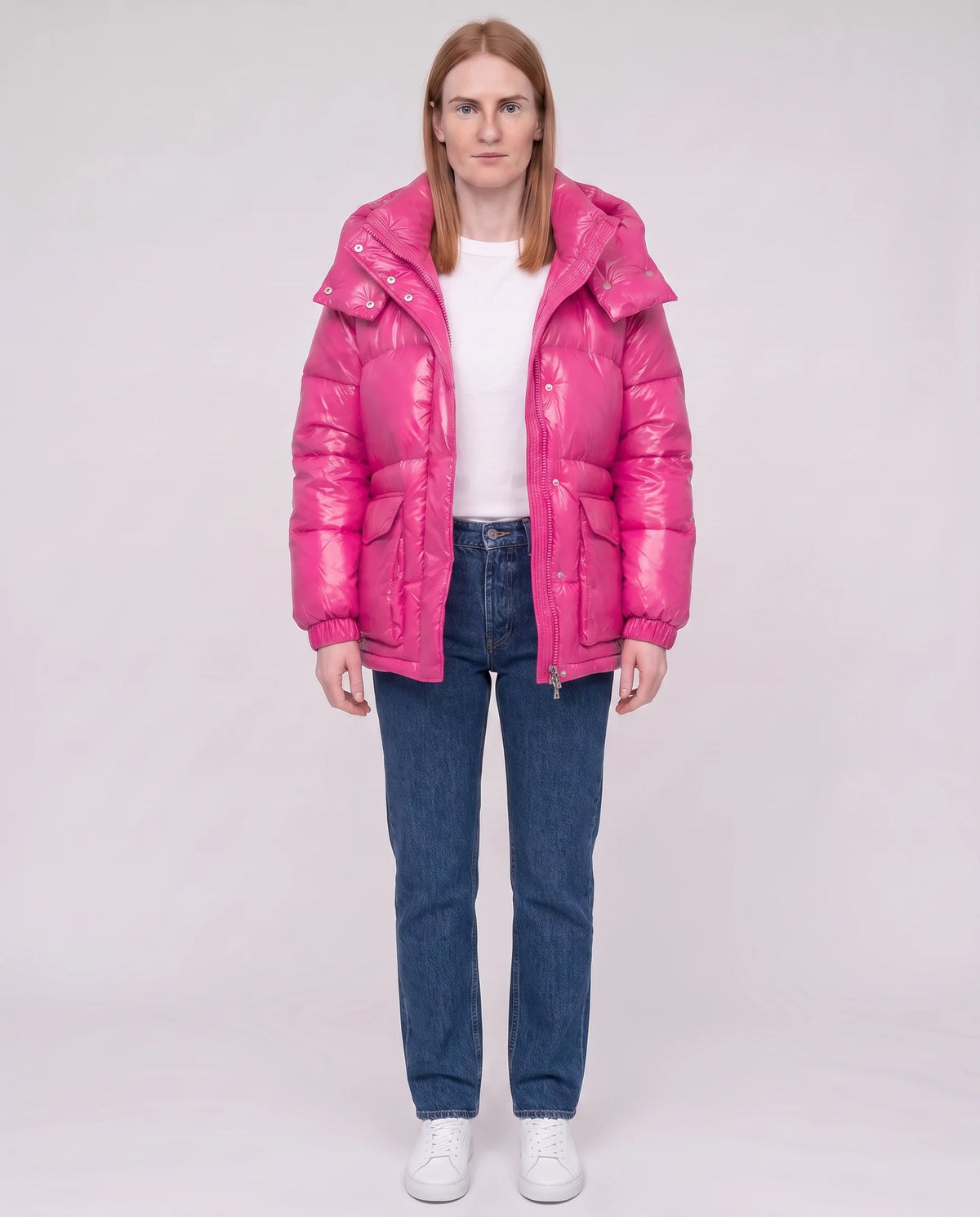 Doudoune courte brillante à capuche et poches plaquées Saskia en Fuchsia, portée ouverte sur un t-shirt blanc