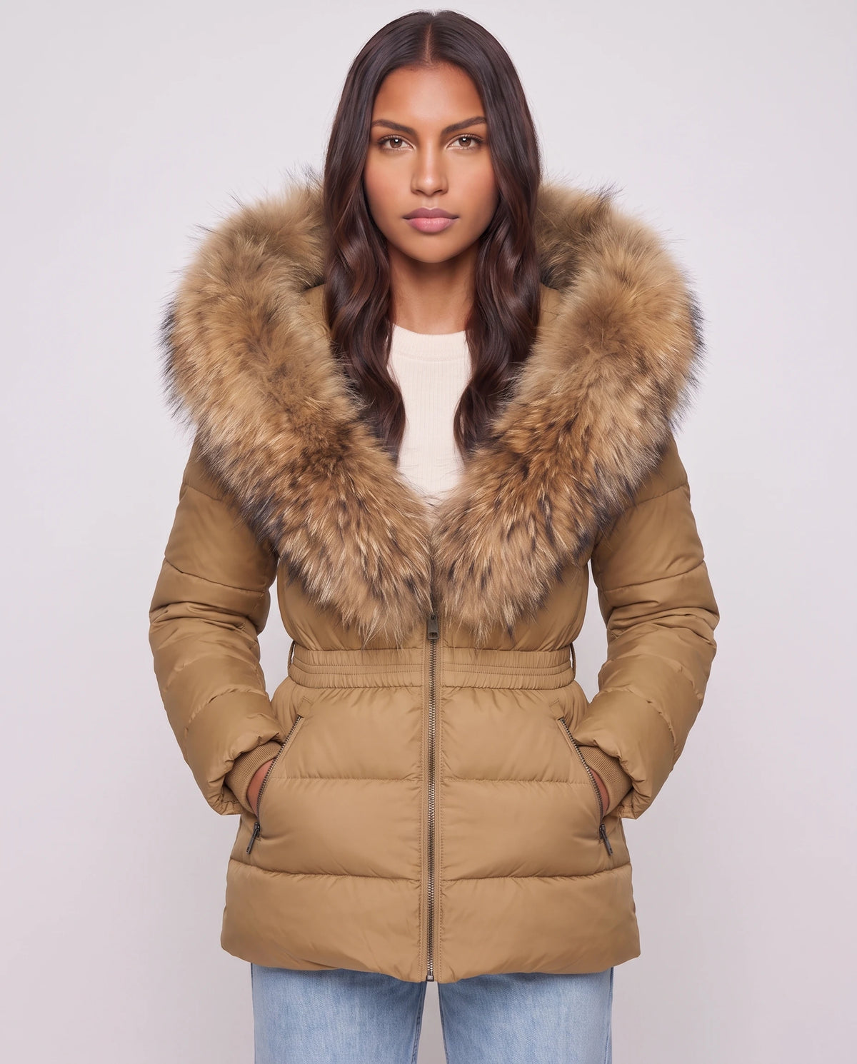 Doudoune courte à capuche fausse fourrure et taille élastiquée Tiphanie en Camel, plan rapproché, zippée, col fausse fourrure
