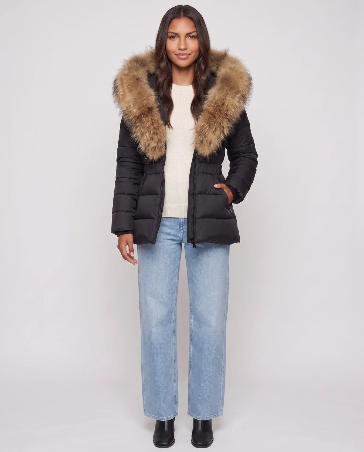 Doudoune courte à capuche fausse fourrure et taille élastiquée Tiphanie en Noir, portée ouverte sur un pull blanc cassé, zip descendu