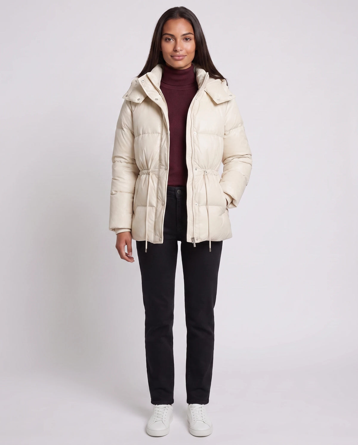 Kurze Steppjacke mit Kapuze und elastischer Taille Annick in Elfenbein, offen getragen über bordeauxrotem Rollkragen, Druckknöpfe offen