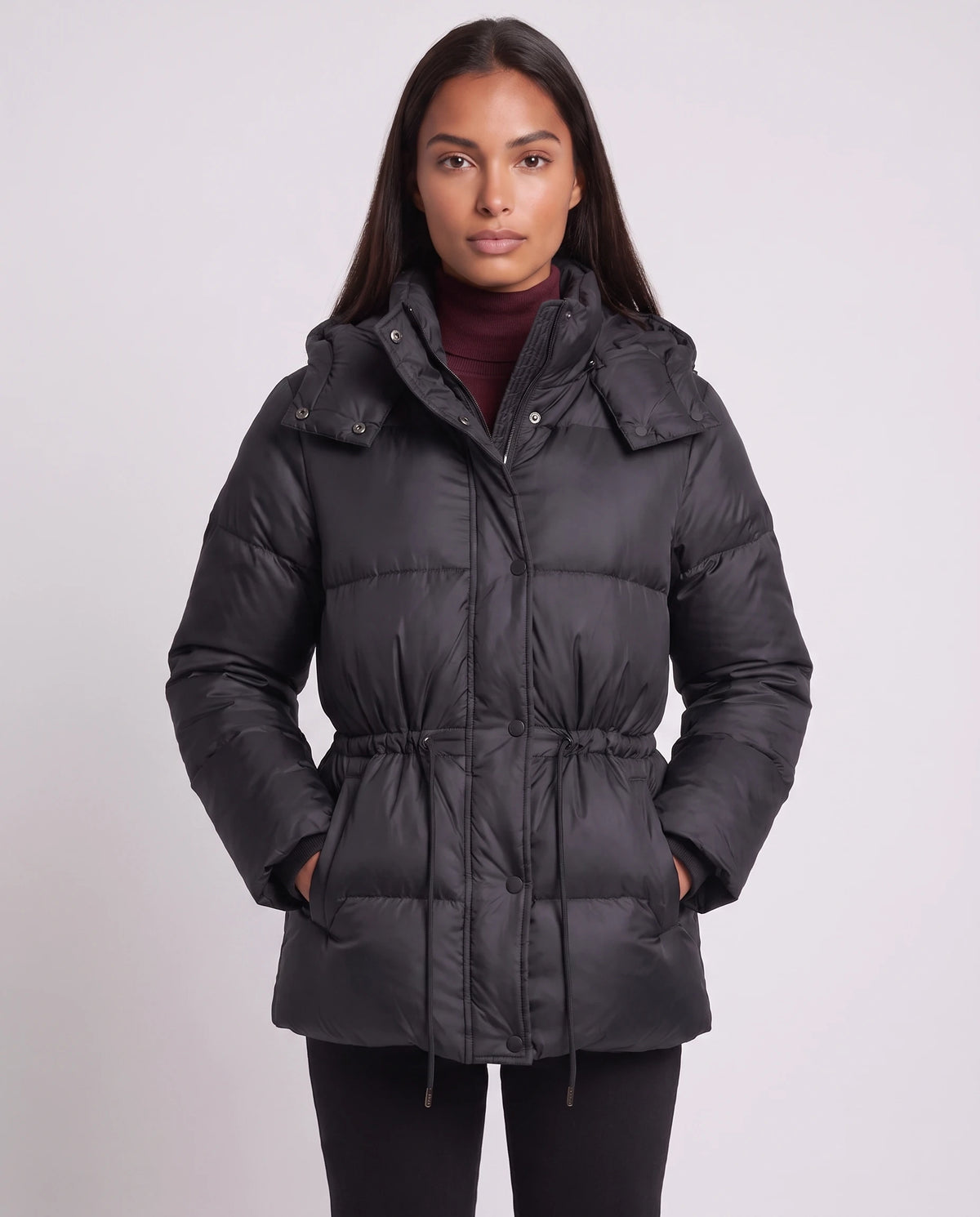 Kurze Steppjacke mit Kapuze und elastischer Taille Annick in Schwarz, Nahaufnahme, geschlossen, Taille gerafft