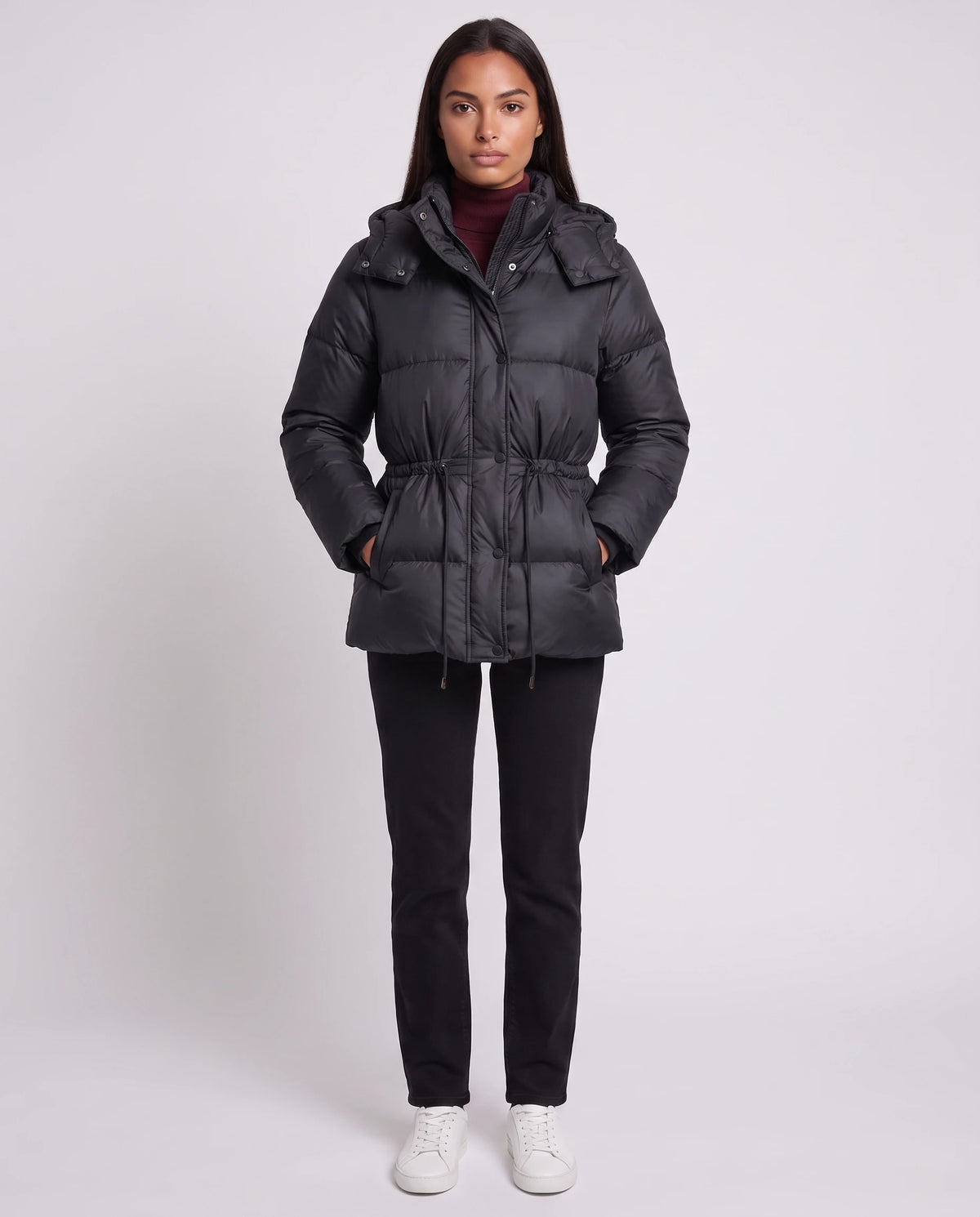 Kurze Steppjacke mit Kapuze und elastischer Taille Annick in Schwarz, Vorderansicht in ganzer Länge, geschlossen, Kapuze unten