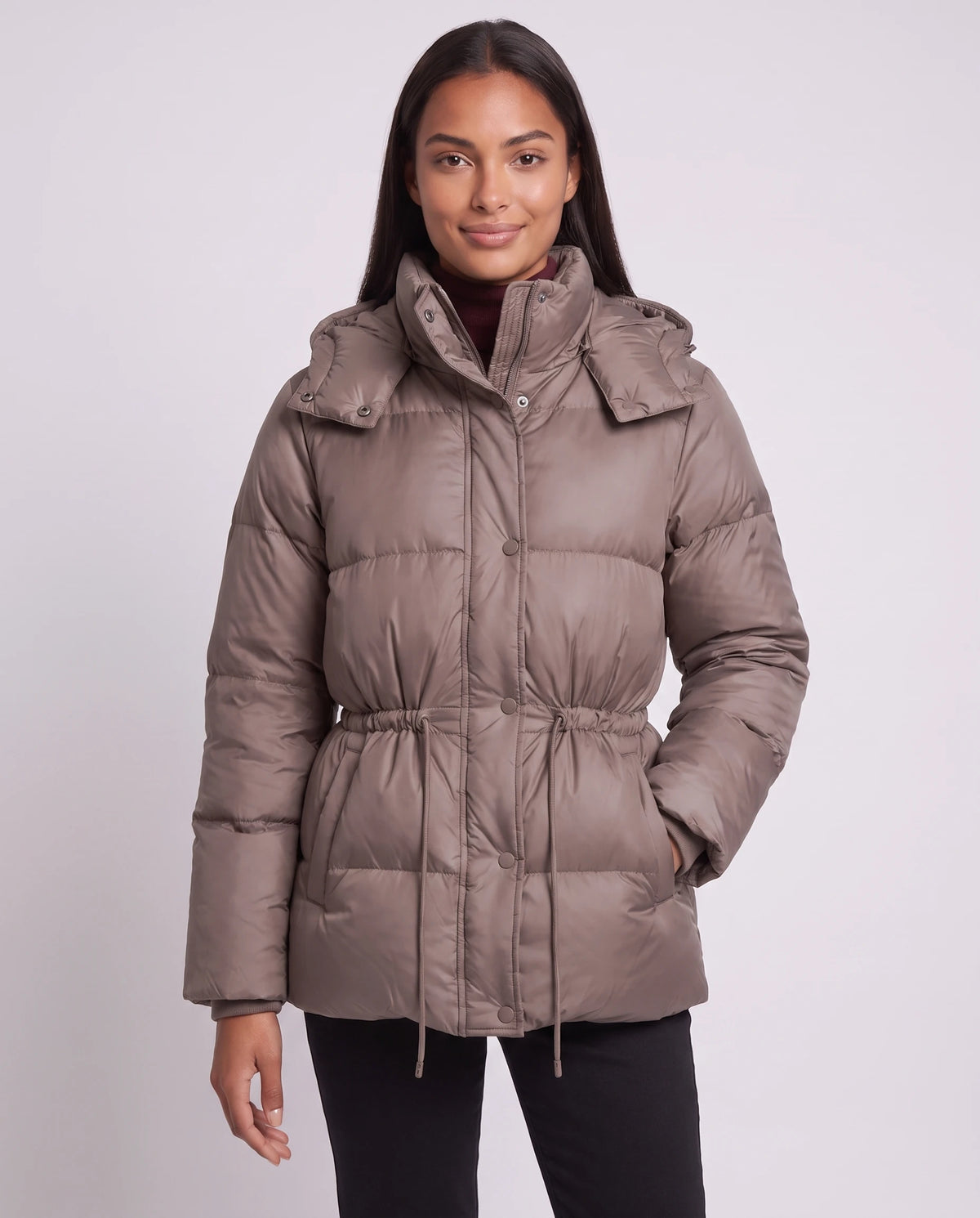 Kurze Steppjacke mit Kapuze und elastischer Taille Annick in Taupe, Nahaufnahme, geschlossen, Taille gerafft
