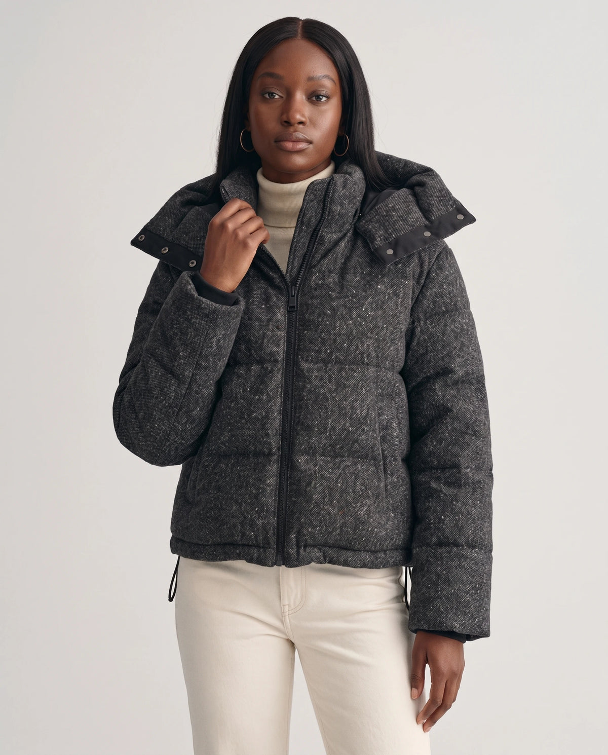 Doudoune courte oversize chinée à capuche amovible Océane, coloris anthracite, vue rapprochée de face