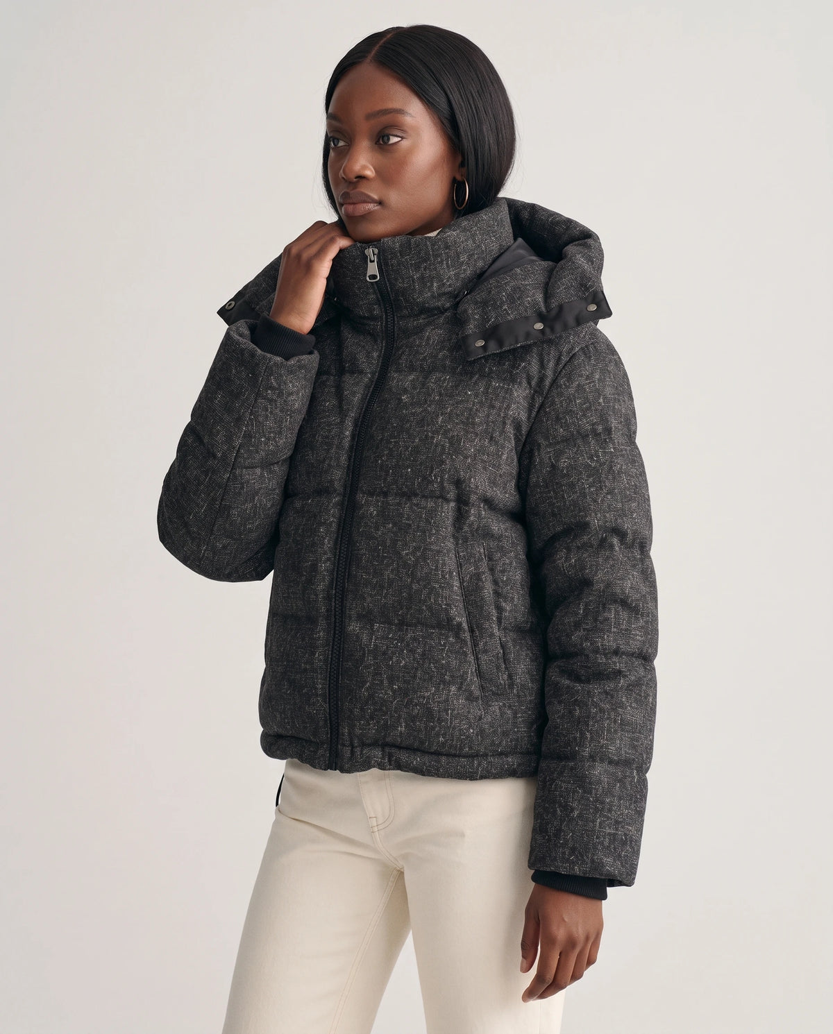 Kurze Steppjacke in Anthrazit Océane, Stehkragen bis zum Kinn geschlossen, Dreiviertelansicht