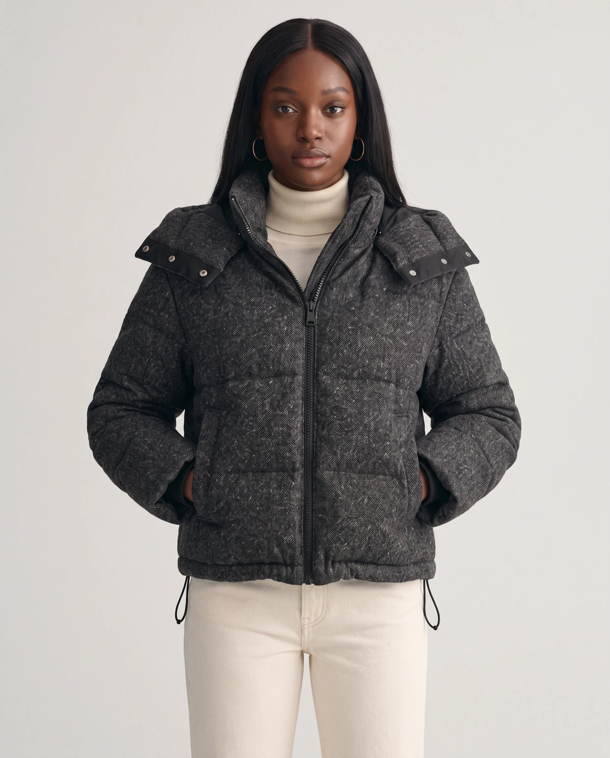 Kurze Steppjacke in Anthrazit Océane, Kapuze abgenommen, nur Stehkragen und Druckknopfleiste
