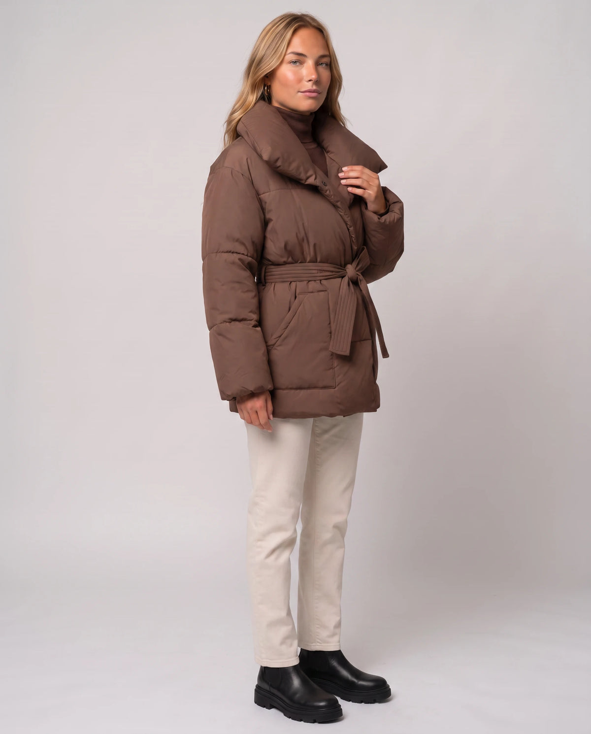 Doudoune courte oversize ceinturée Maïwenn en Chocolat, vue de trois quarts