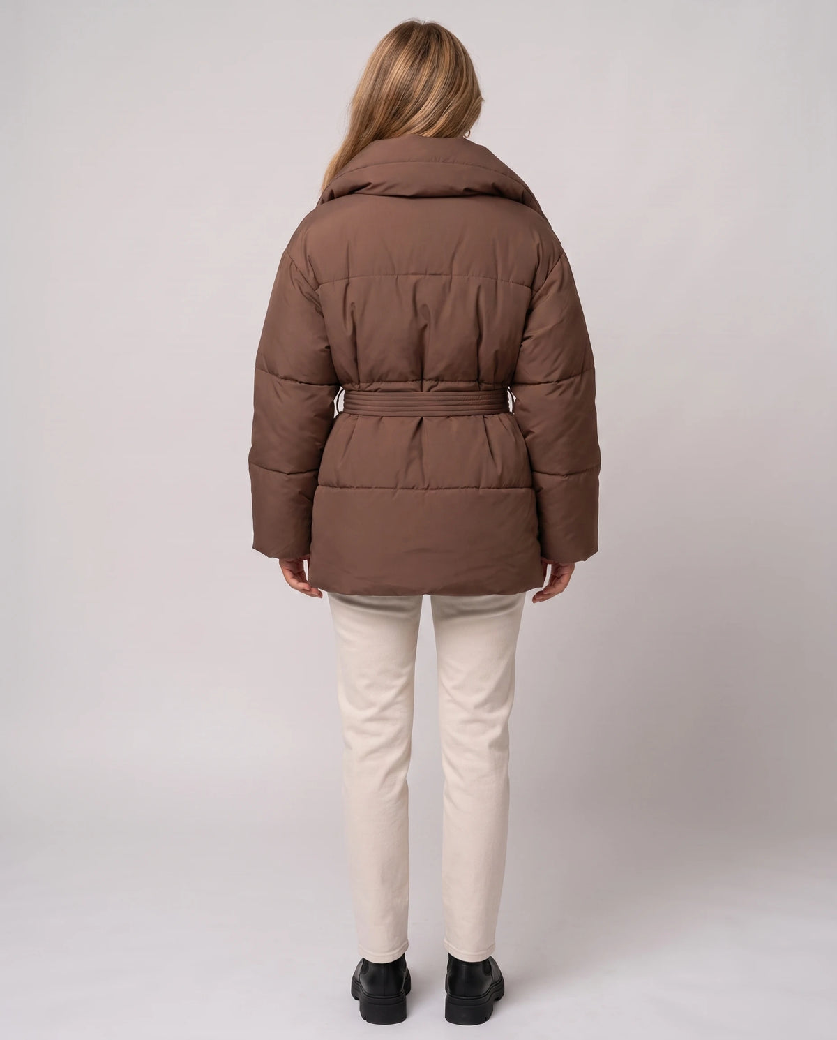 Doudoune courte oversize ceinturée Maïwenn en Chocolat, vue de dos