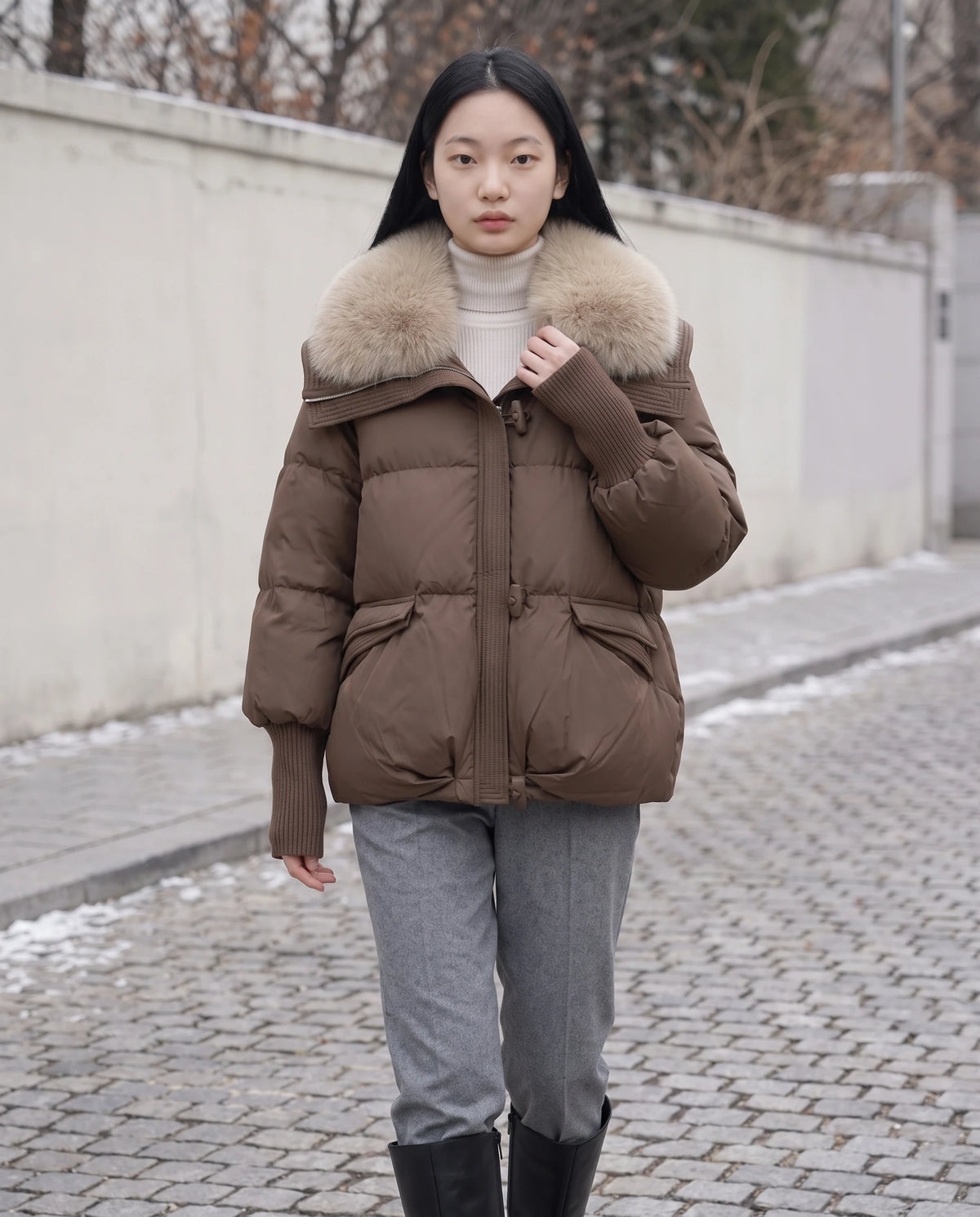 Doudoune courte à col fausse fourrure et poignets tricot Emmeline brun vieilli, rue pavée en hiver, fermée