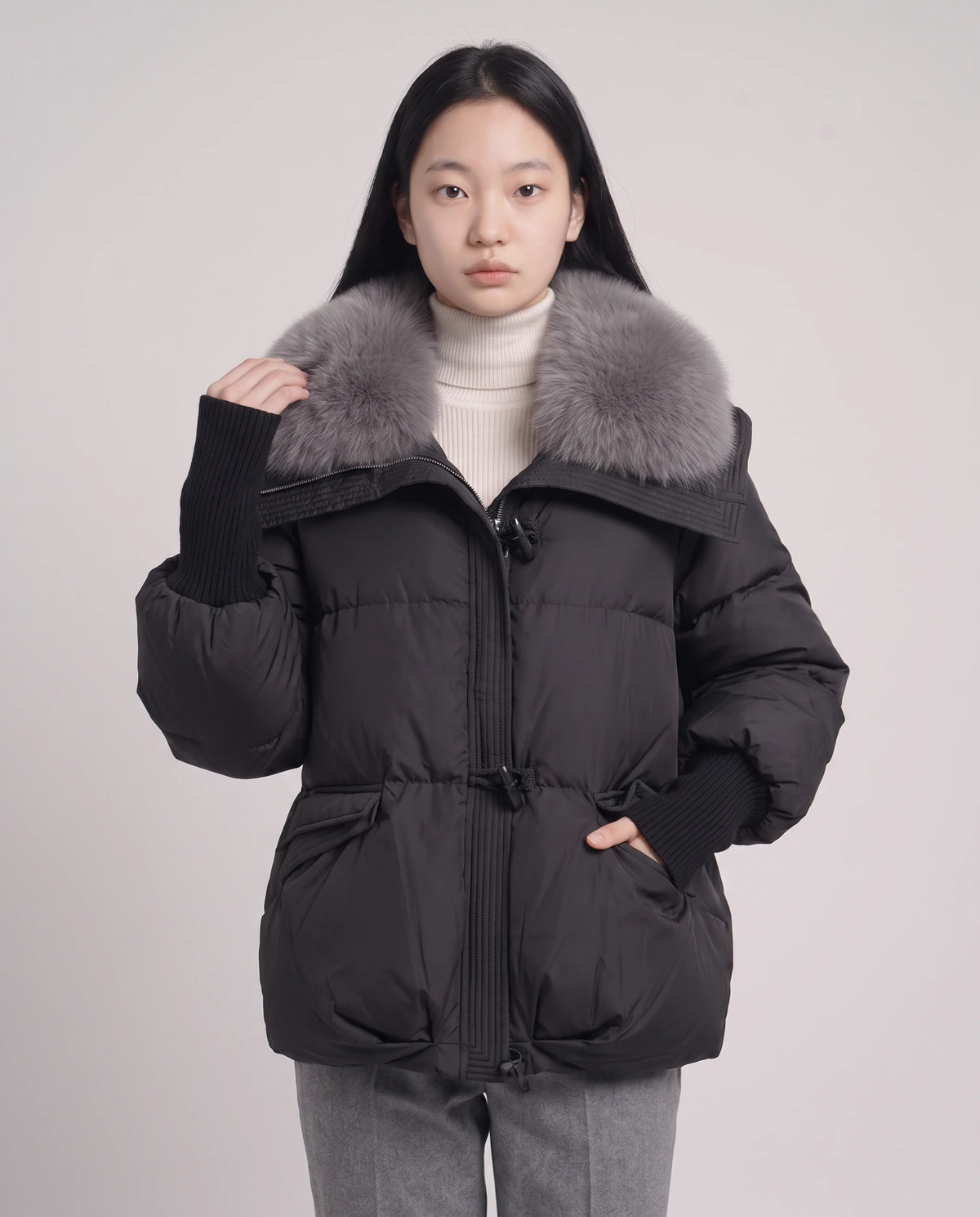 Doudoune courte à col fausse fourrure et poignets tricot Emmeline noire, plan rapproché de face, col gris argenté, fermée