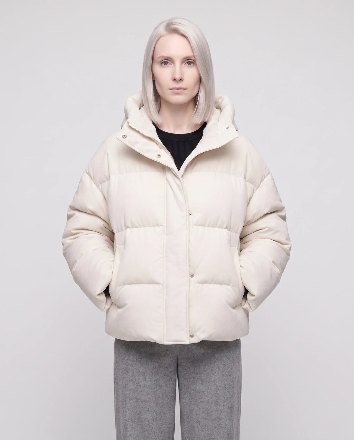 Kurze Cropped-Steppjacke aus Samt mit Kapuze Carine in Ecru, Nahaufnahme, geschlossen, Kapuze unten