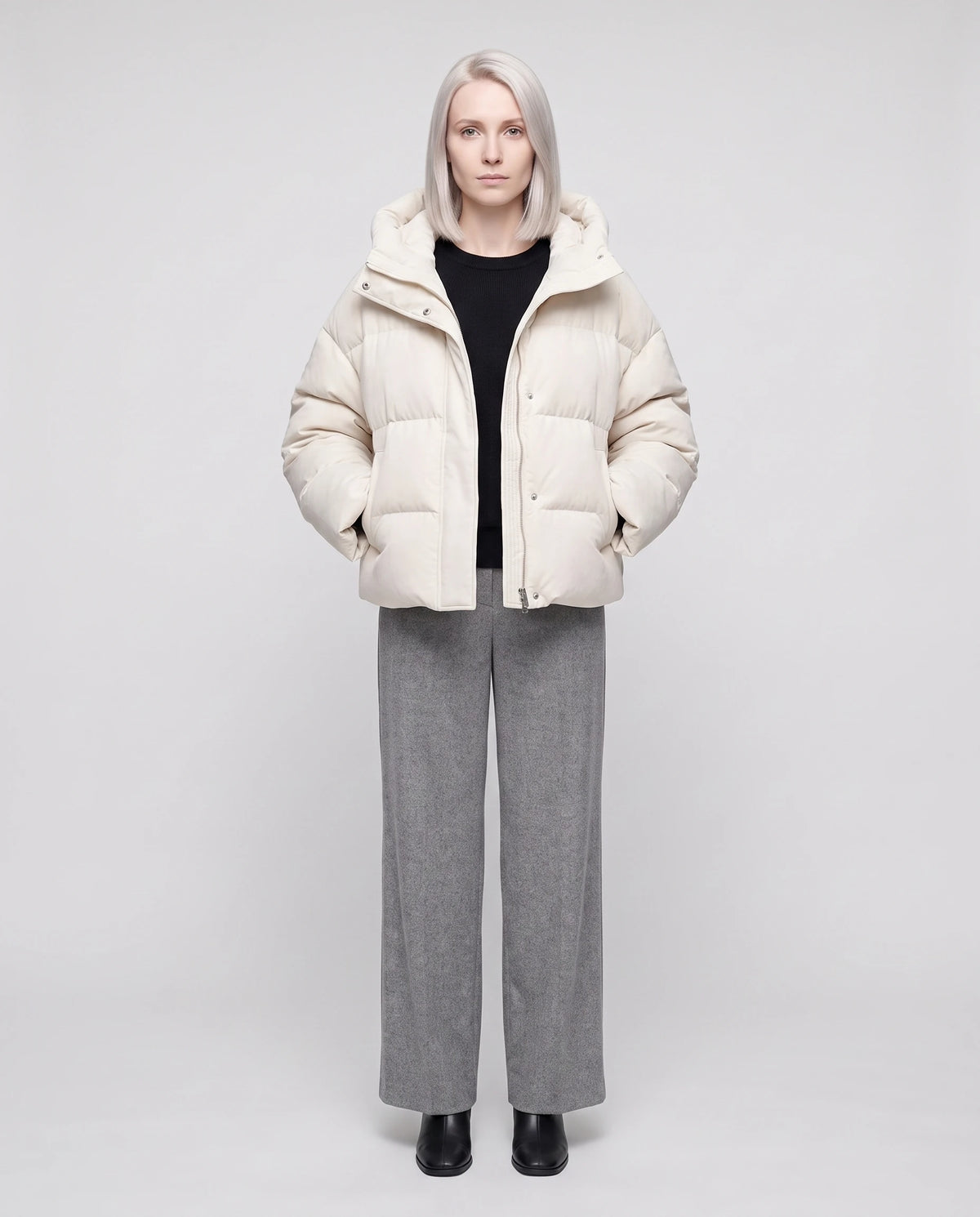 Kurze Cropped-Steppjacke aus Samt mit Kapuze Carine in Ecru, Vorderansicht in ganzer Länge, geschlossen, Kapuze unten