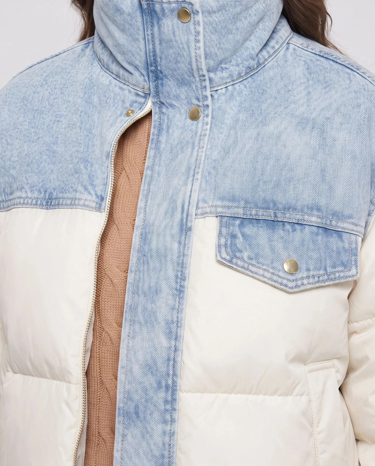 Doudoune courte oversize à empiècements en denim Annabelle écru, détail de l'empiècement, du col et de la poche poitrine à bouton-pression doré