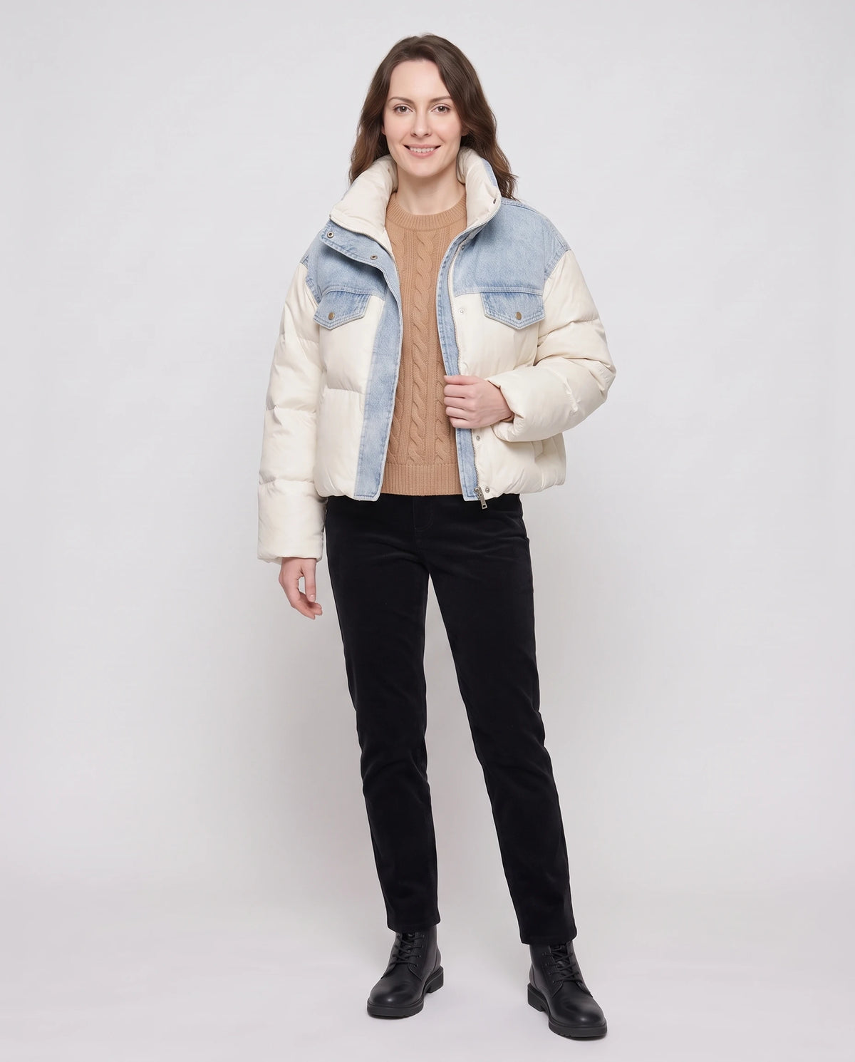 Doudoune courte oversize à empiècements en denim Annabelle écru, portée ouverte sur un pull en maille torsadée camel