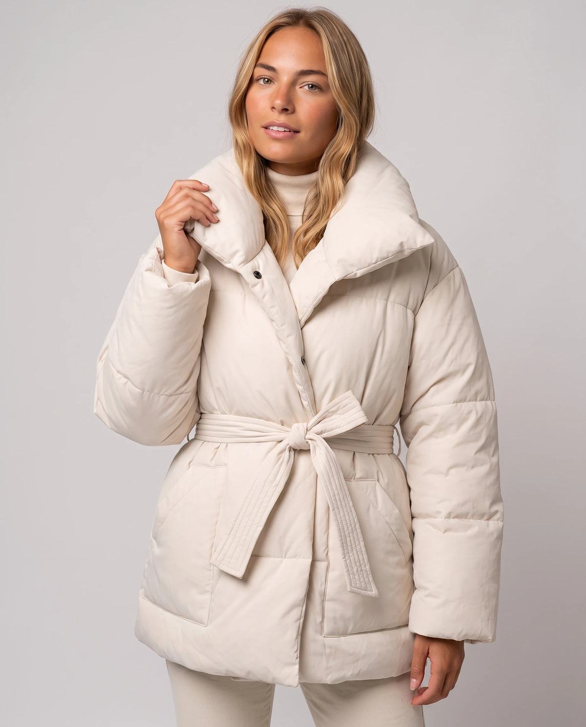 Doudoune courte oversize ceinturée Maïwenn en Écru, plan rapproché du col châle