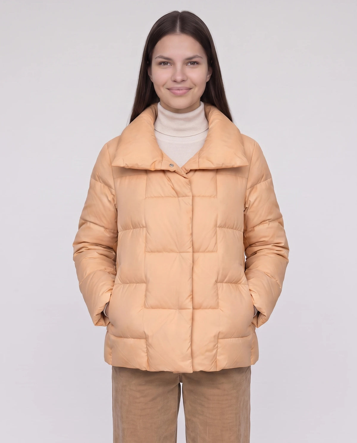 Kurze Steppjacke mit grossem Kragen und grossen Karos Stéphanie in Apricot, Nahaufnahme, geschlossen, grosser Kragen umgelegt