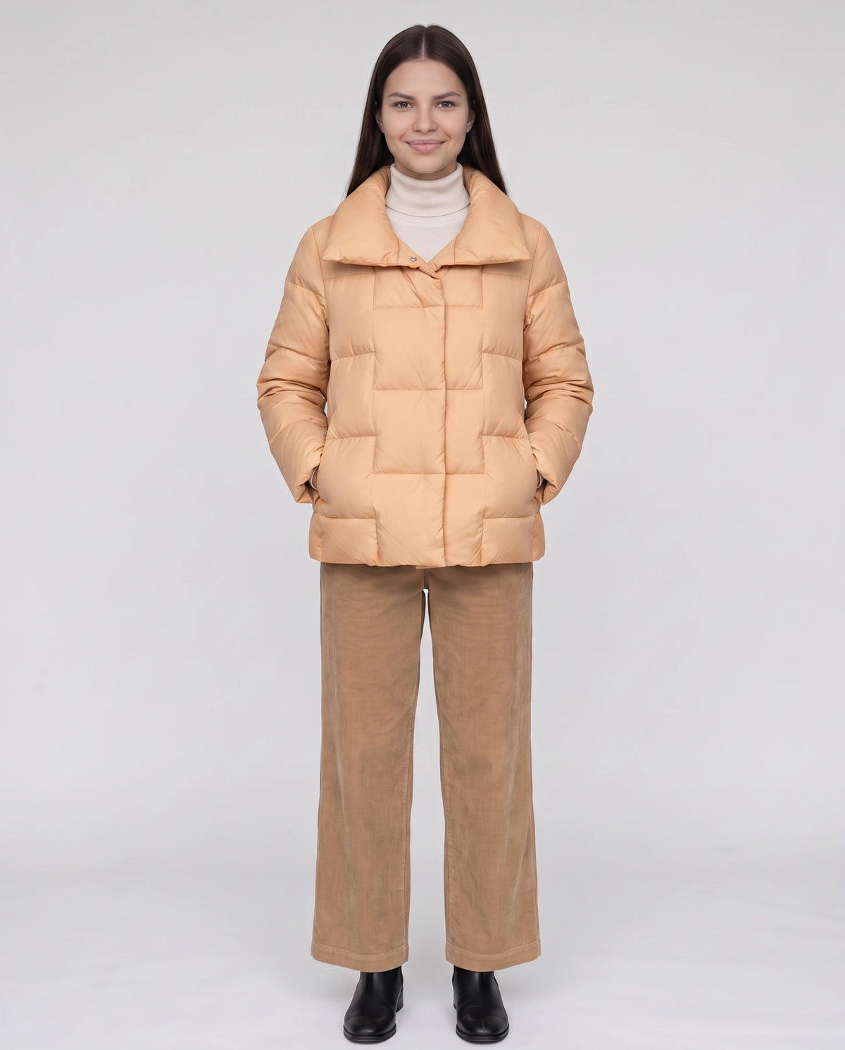 Kurze Steppjacke mit grossem Kragen und grossen Karos Stéphanie in Apricot, Vorderansicht in ganzer Länge, geschlossen, Kragen umgelegt