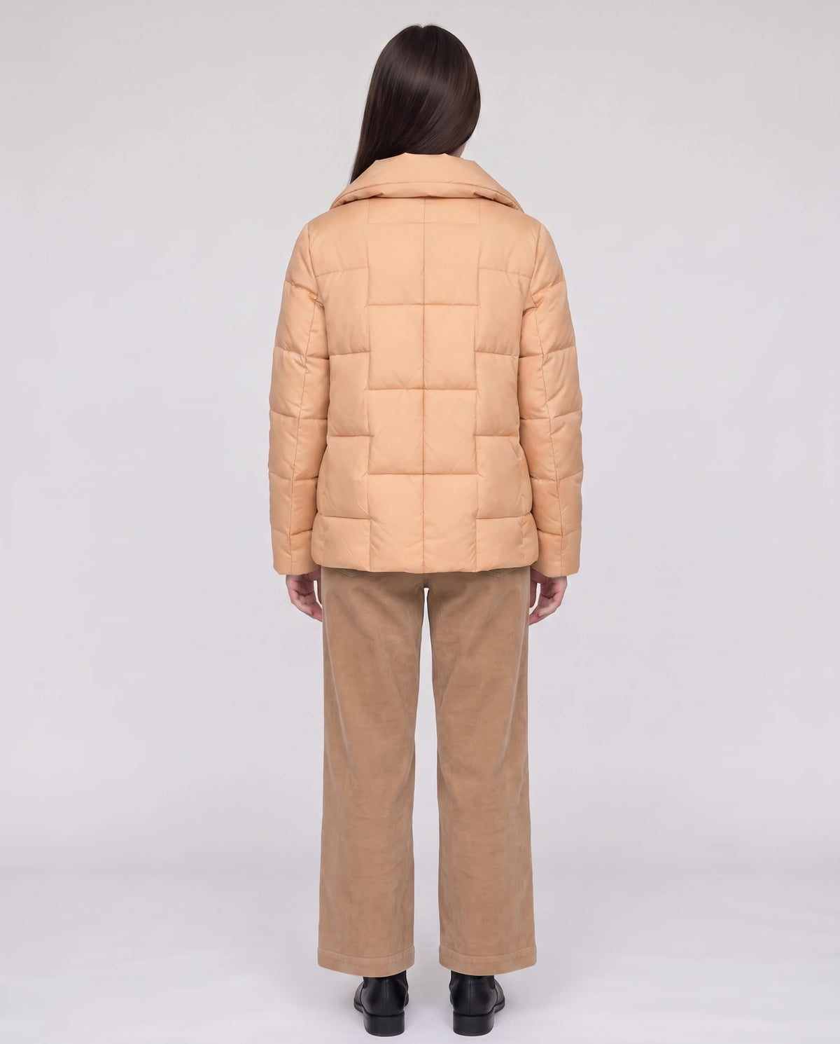 Kurze Steppjacke mit grossem Kragen und grossen Karos Stéphanie in Apricot, Rückansicht, grosse Karos, Kragen umgelegt