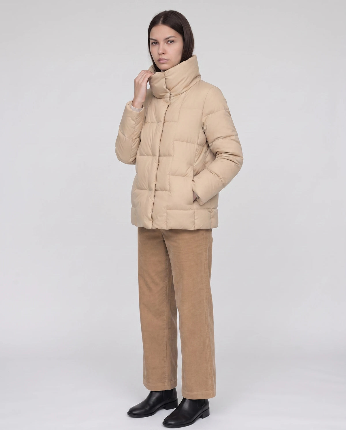 Kurze Steppjacke mit grossem Kragen und grossen Karos Stéphanie in Beige, Dreiviertelansicht, Kragen hochgestellt