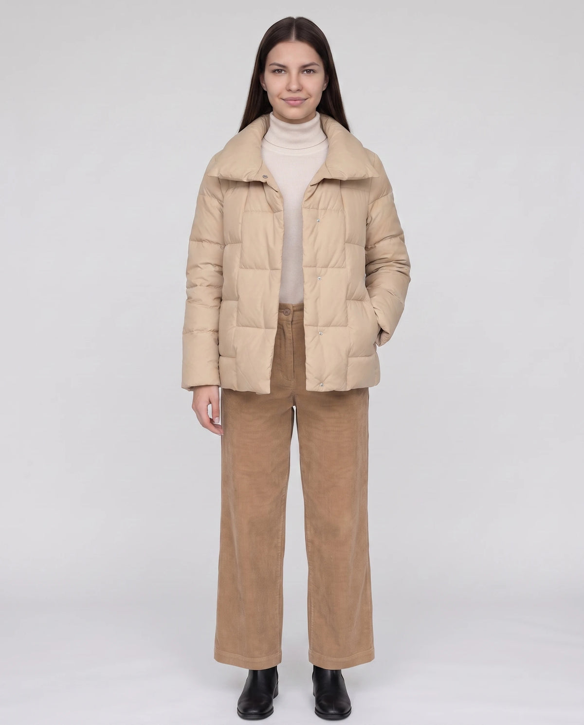 Kurze Steppjacke mit grossem Kragen und grossen Karos Stéphanie in Beige, offen getragen über ecrufarbenem Rollkragen, Druckknöpfe offen