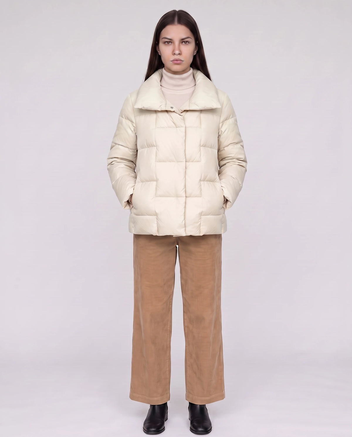 Kurze Steppjacke mit grossem Kragen und grossen Karos Stéphanie in Cremeweiss, Nahaufnahme, geschlossen, grosser Kragen umgelegt