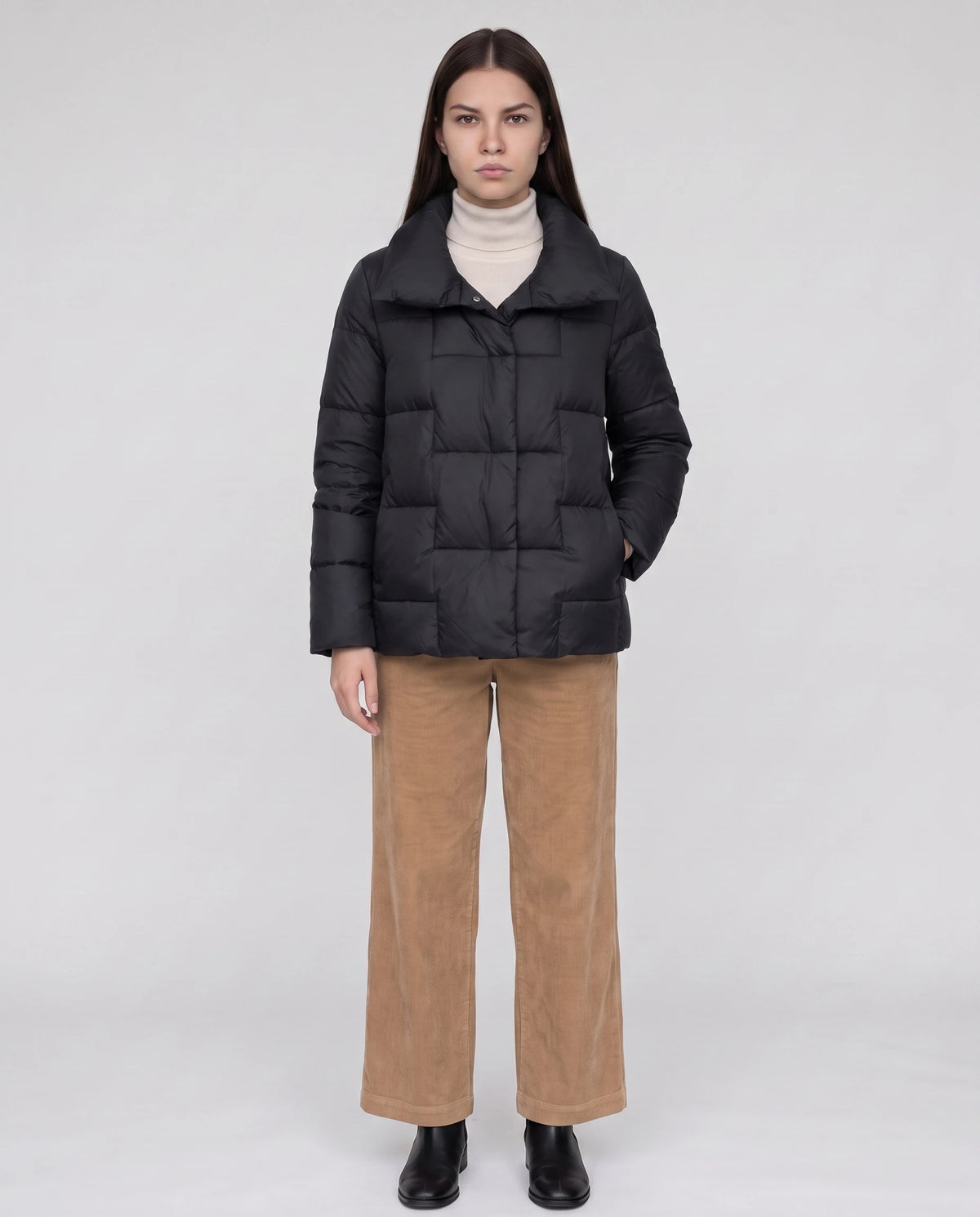 Kurze Steppjacke mit grossem Kragen und grossen Karos Stéphanie in Schwarz, Vorderansicht in ganzer Länge, geschlossen, Kragen umgelegt