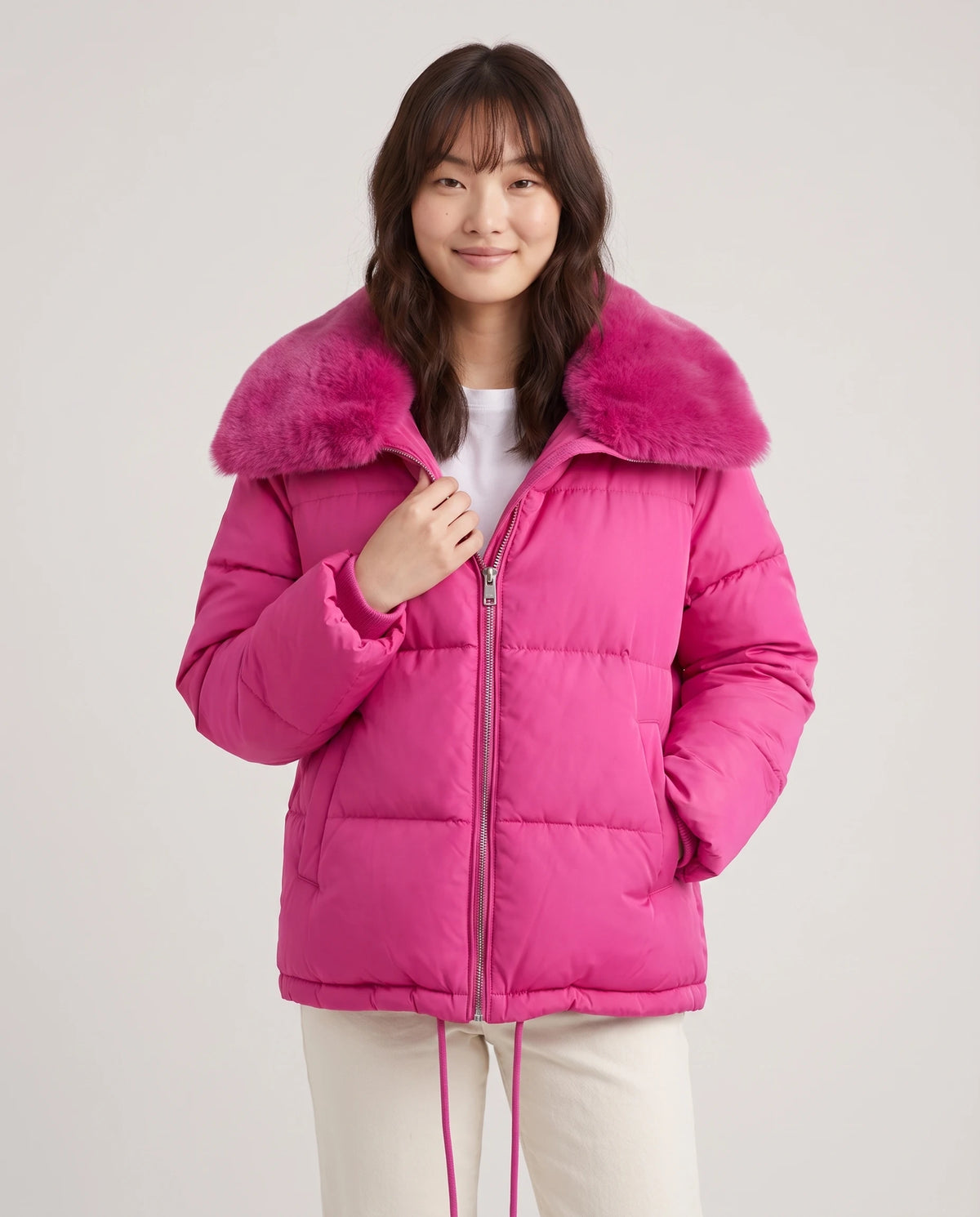 Kurze Steppjacke mit grossem Kunstfellkragen Mila in Fuchsia, Nahaufnahme von vorn, geschlossen, grosser Kunstfellkragen