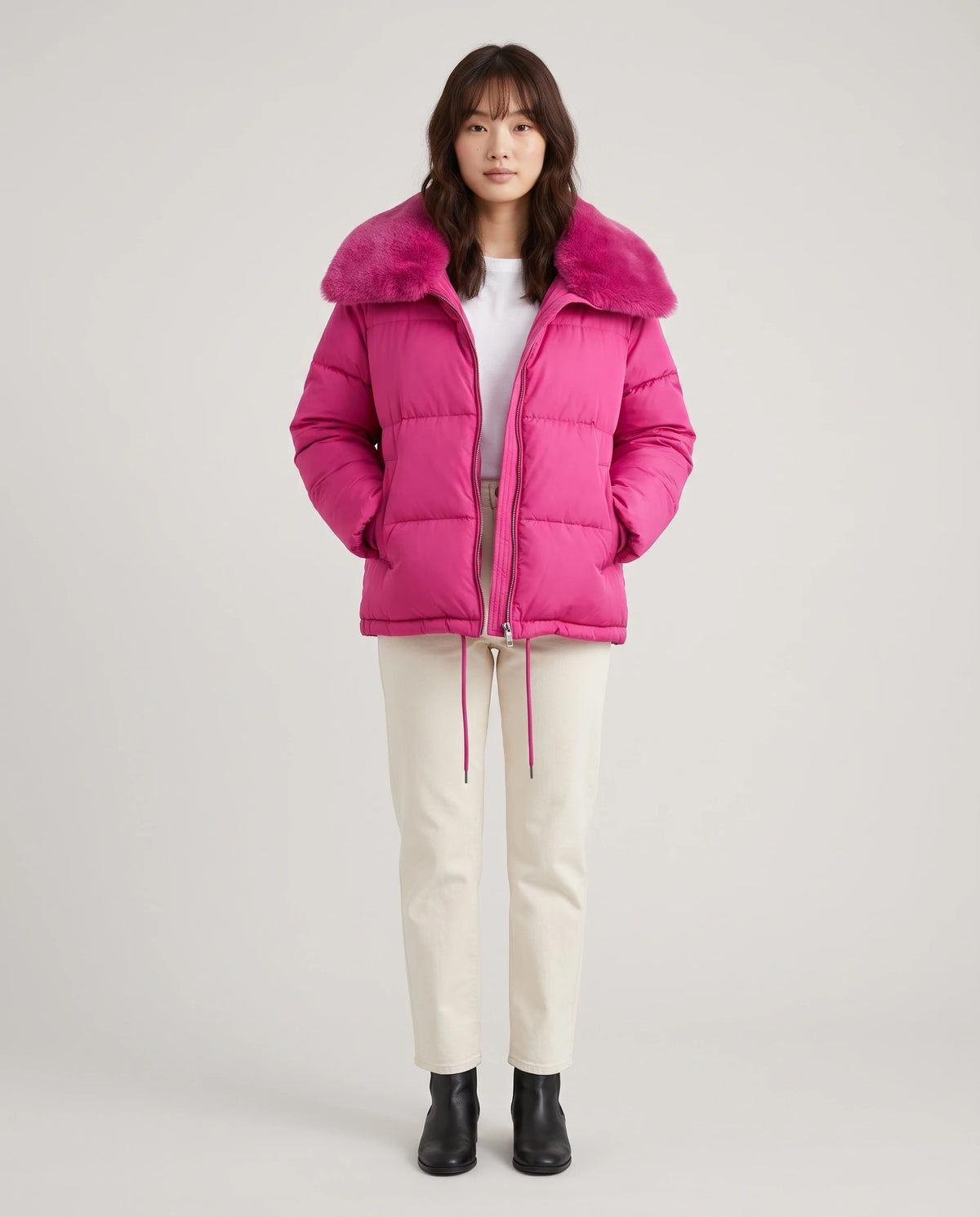 Kurze Steppjacke mit grossem Kunstfellkragen Mila in Fuchsia, Vorderansicht in ganzer Länge, geschlossen
